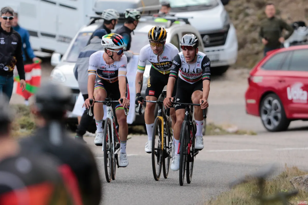 Evenepoel heeft indruk dat Roglic nerveus is: 'Jumbo-Visma's ogen ook zenuwachtig in het peloton'