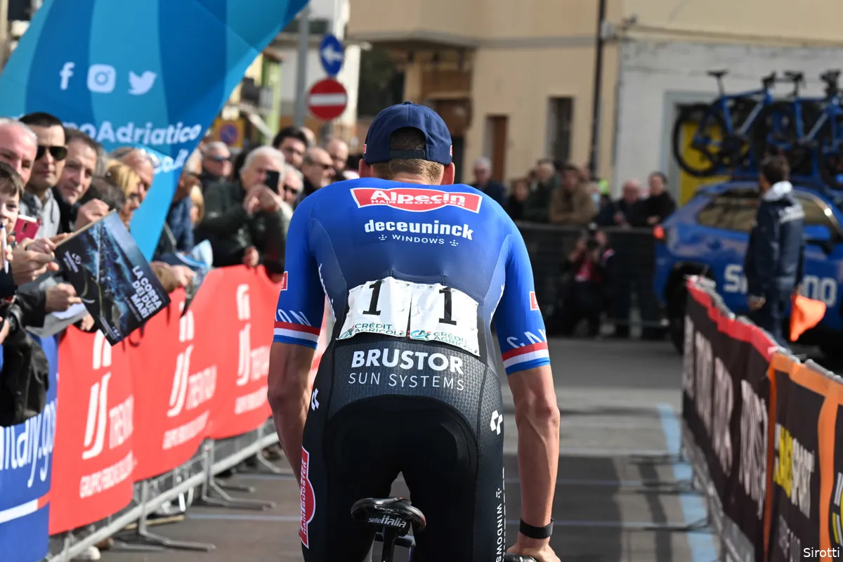 Philipsen en Vermeersch manen tot kalmte rondom Van der Poel: 'Mathieu maakt zich absoluut geen zorgen'