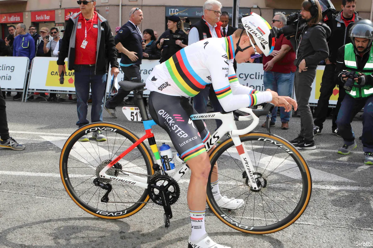 Evenepoel zonder kleurscheuren door naar laatste bergrit: 'Gaan oorlog voeren'