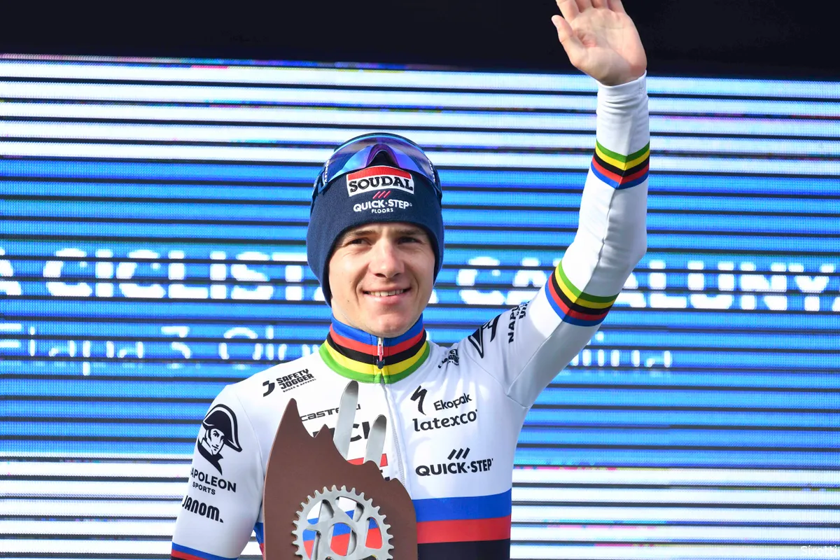 Eindelijk van die berg af! Evenepoel over tijd doden op Teide, 'kampioen' Pogacar en snel meer dan alleen Luik?