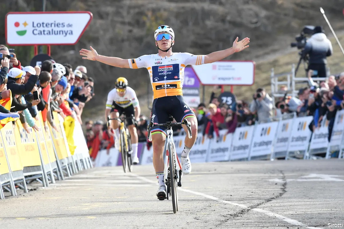 Derde keer, goede keer! Evenepoel sprint Roglic uit het wiel in Catalonië en pakt eerste ritzege als wereldkampioen