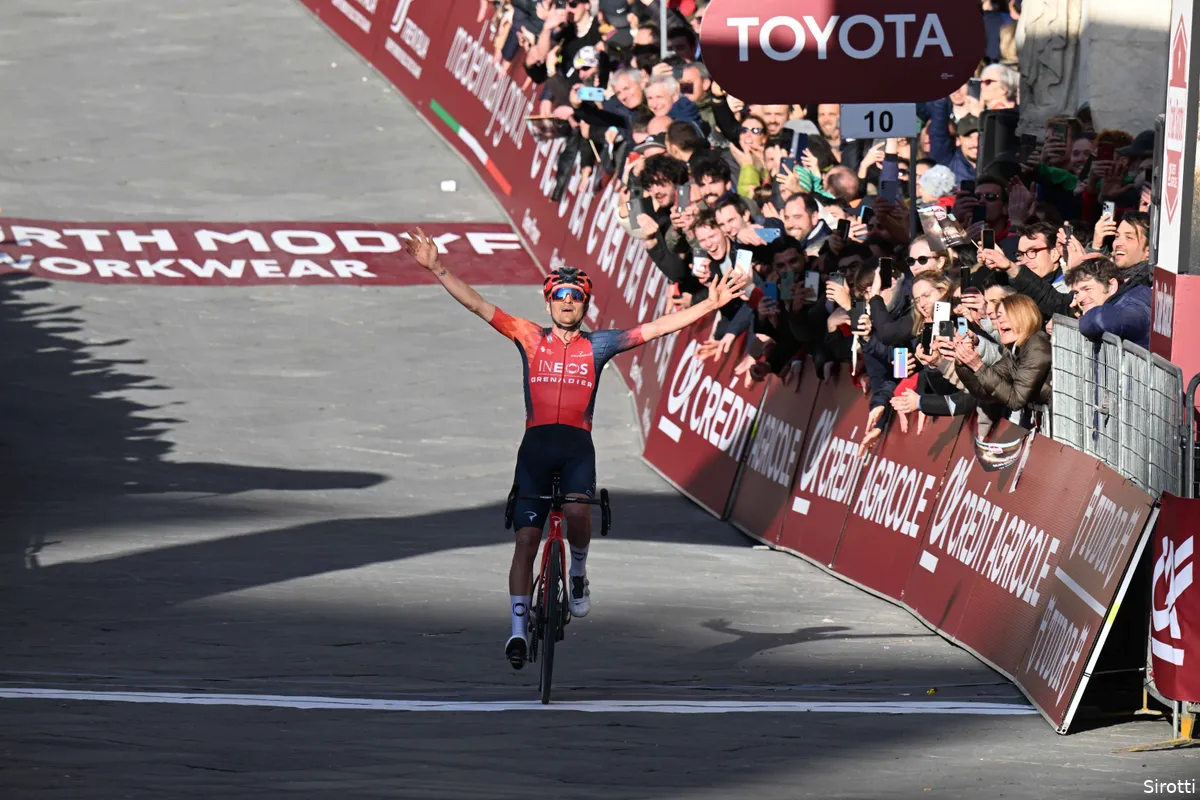 Kruistocht in INEOS-broek: fenomenale Tom Pidcock zet Jumbo-Visma's een hak met ferme solo in Strade Bianche