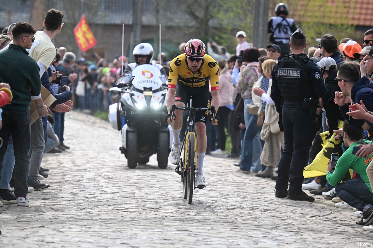 Van Hooydonck klepperde met zijn oren toen hij van lekke band Van Aert hoorde: 'Verschrikkelijk jammer, echt'