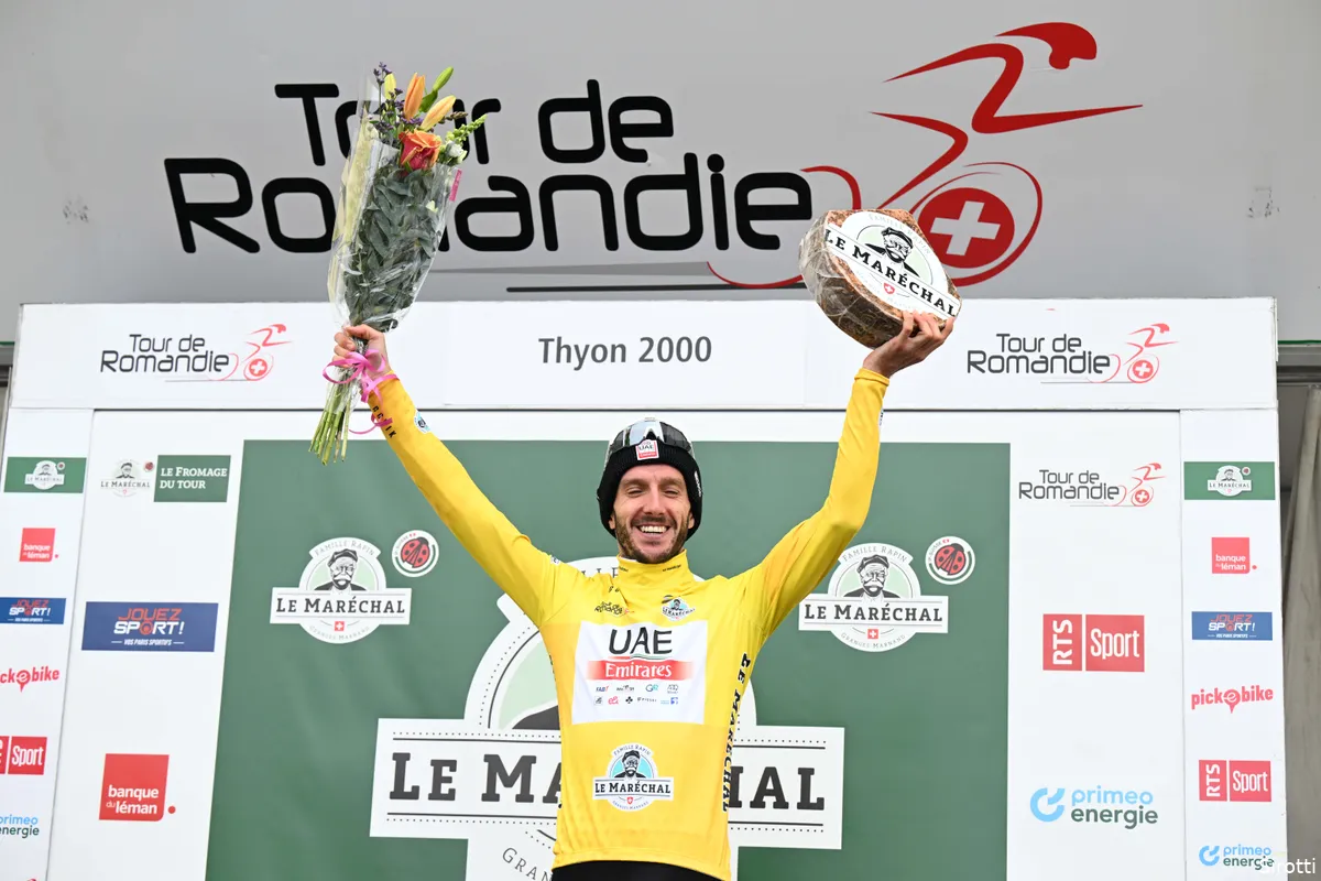 Yates verlegt de focus na eindzege Romandië: 'Pogacar zo goed mogelijk helpen in de Tour de France'