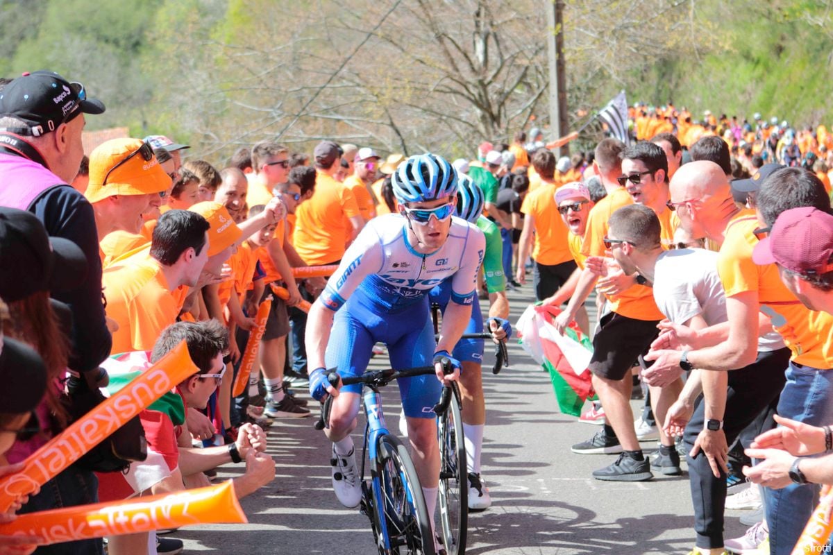 Eddie Dunbar staat nog altijd in de top tien van de Giro: 'Ik word beter in de derde week'
