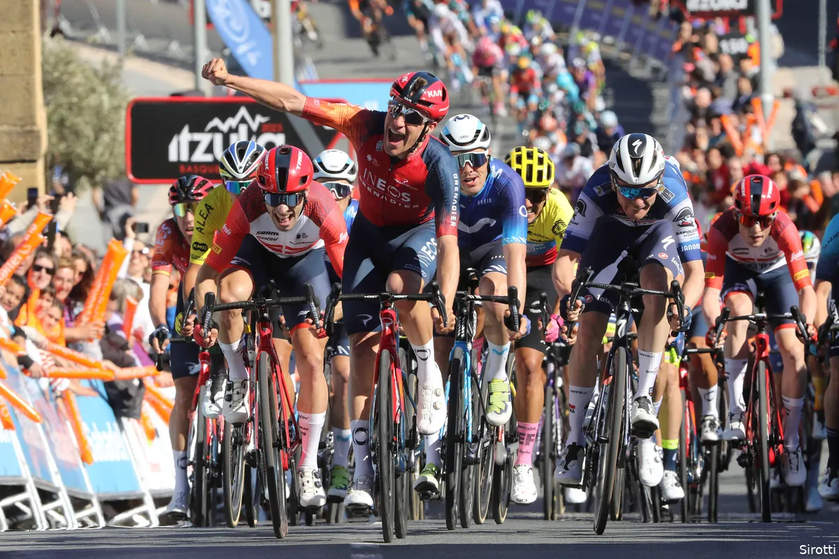 Ethan Hayter snelt met gemak naar winst in eerste etappe Ronde van het Baskenland