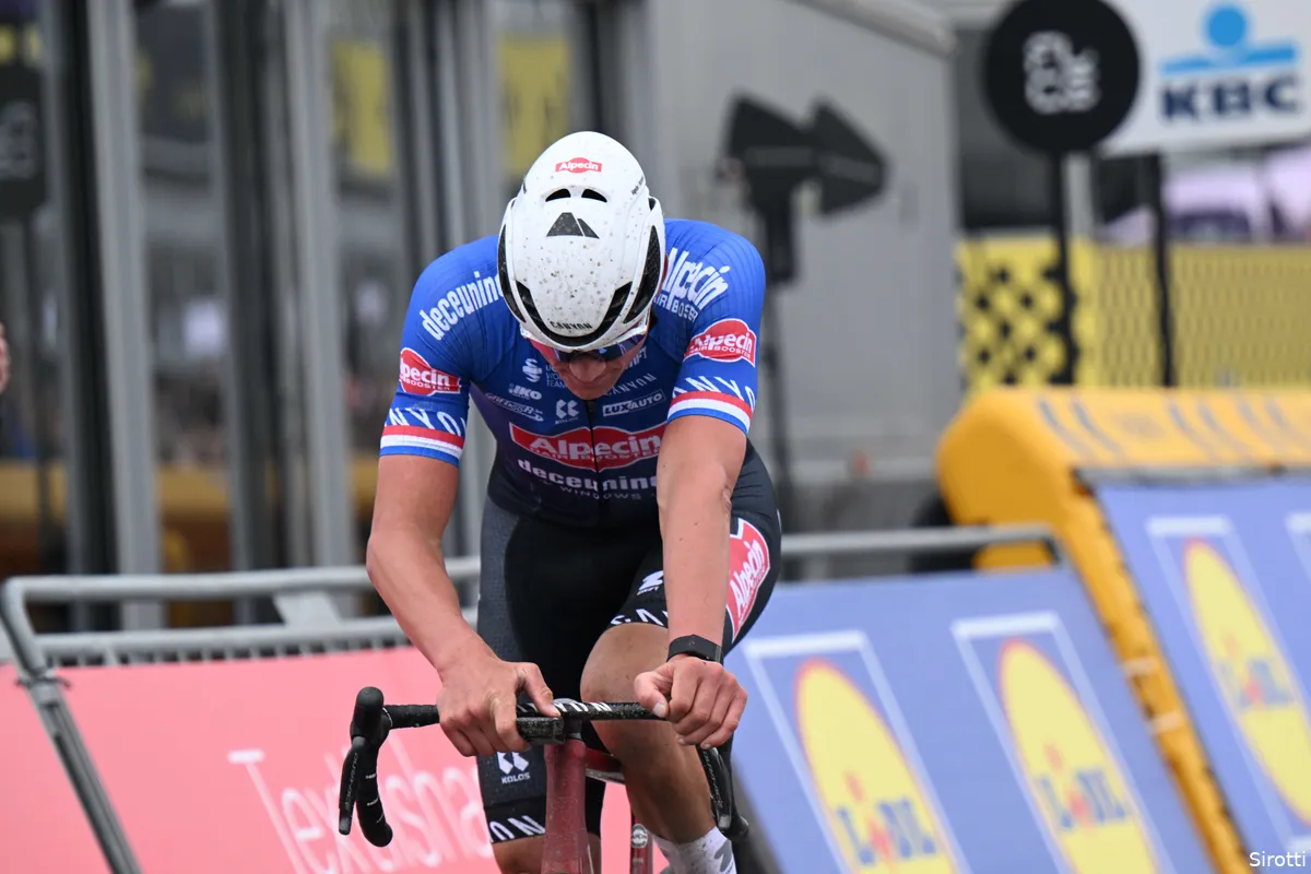 Vogel bedankt Van der Poel voor deelname aan Scheldeprijs door... op zijn helm te poepen