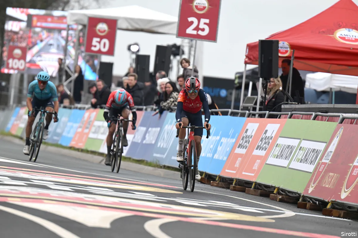 Pidcock sleept derde plek uit het vuur: 'Ik heb een beetje moeite met de afstand dit jaar'