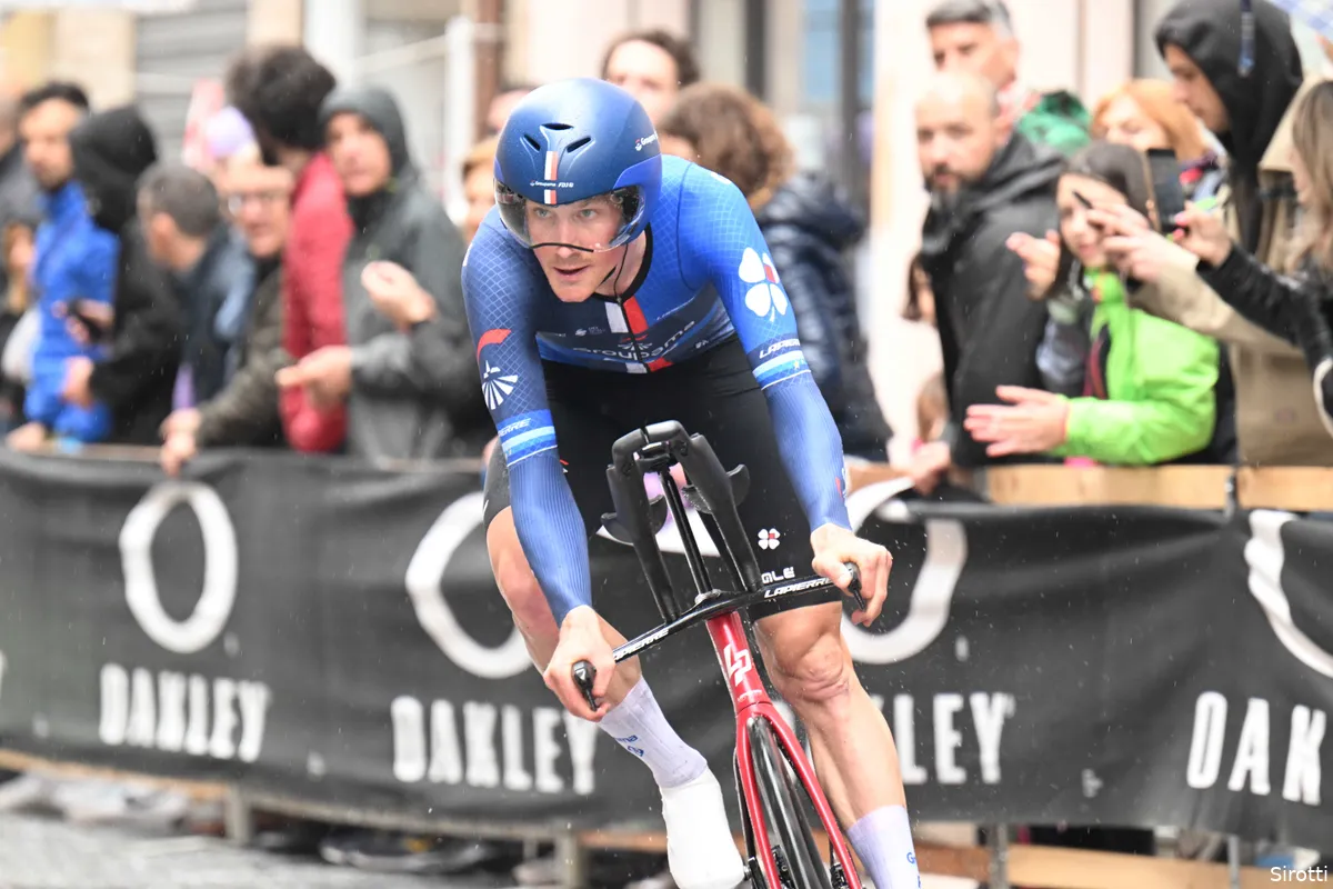 Küng vliegt voor eigen publiek: Zwitser wint openingstijdrit voor Evenepoel en Van Aert