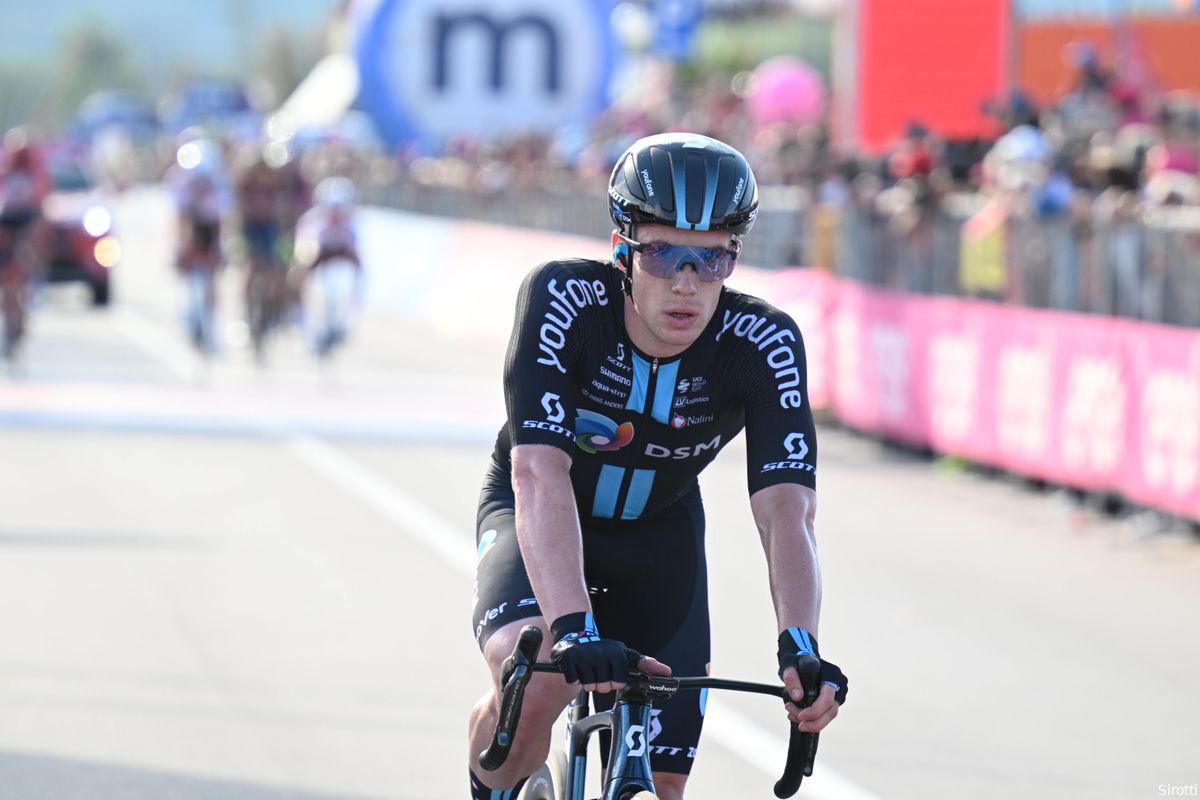 Team DSM-sprinter Dainese kraait victorie in voorlaatste Giro-massasprint: Milan wordt tweede, Matthews derde