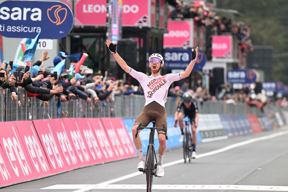 Paret-Peintre schrijft vierde etappe Giro d'Italia op zijn naam, Leknessund neemt roze trui over van Evenepoel