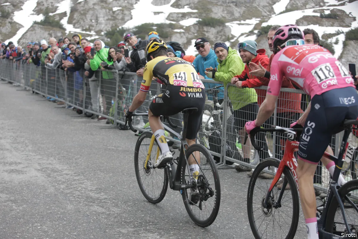 Wat een apotheose! Primoz Roglic slaat dubbelslag in ware thriller en klopt Geraint Thomas in strijd om roze trui