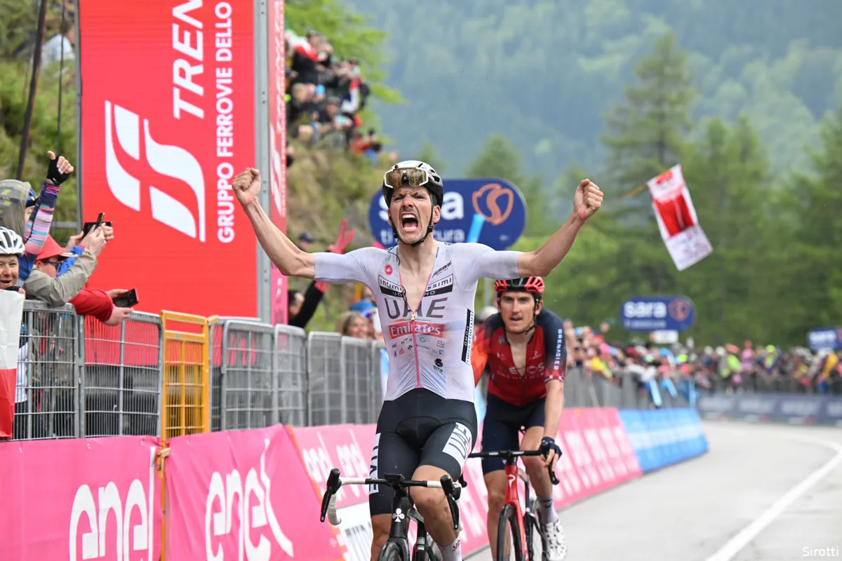 Giro op zijn kop: Roglic verliest kostbare tijd tegenover roze trui Thomas en dagwinnaar Almeida