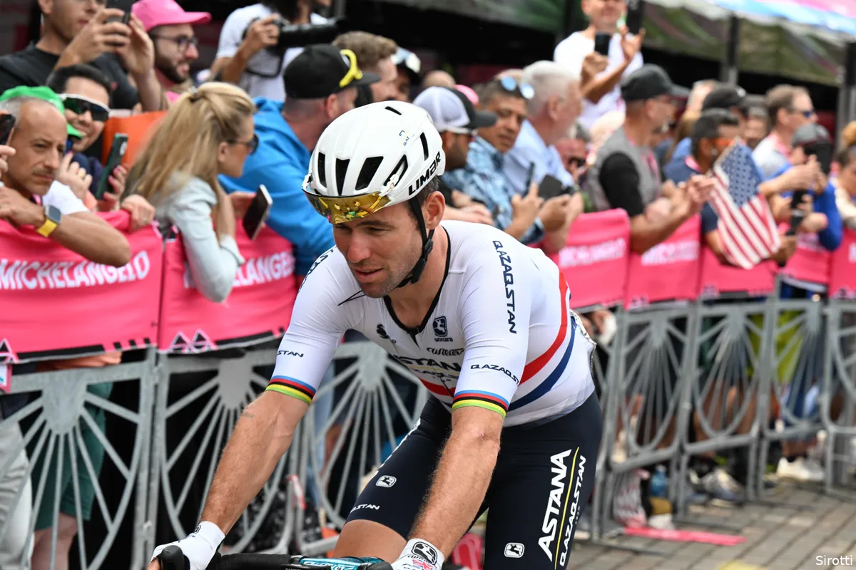 Woedende Mark Cavendish gaat los op Filippo Magli na geflopte massasprint