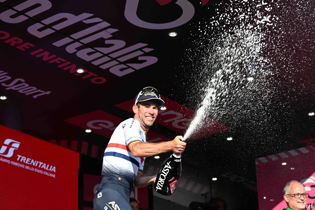 'Zeer gelukkige' Mark Cavendish kan na etappezege eindelijk weer lachen: 'Lange weg om hier te geraken'