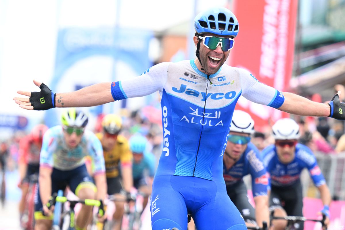 Matthews schrijft natgeregende derde etappe Giro d'Italia op zijn naam: Pedersen tweede, Groves derde