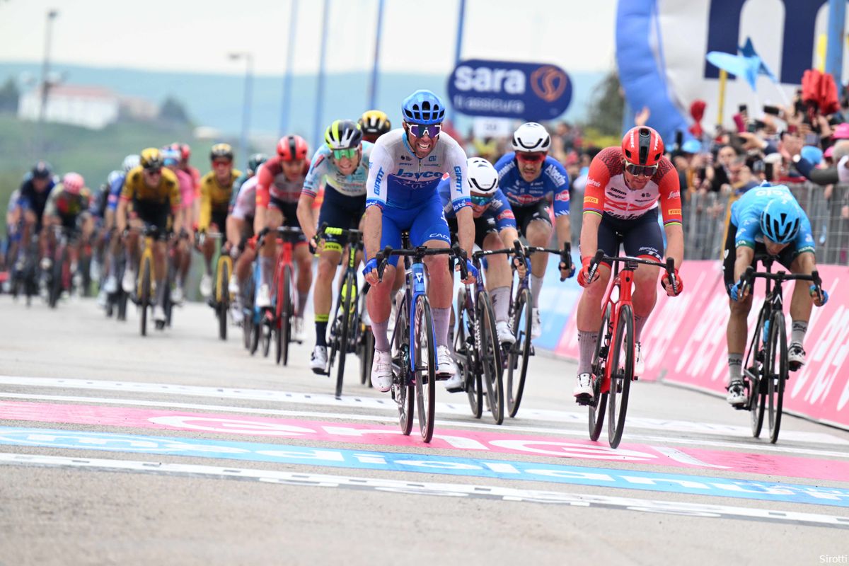 Pedersen baalt na tweede plek in Giro: 'Maak een foutje door te lang te wachten'