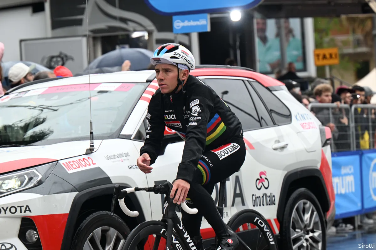 Ploegarts licht blessures Evenepoel toe: 'Heeft een grote bloeduitstorting, zal het komende dagen zwaar hebben'