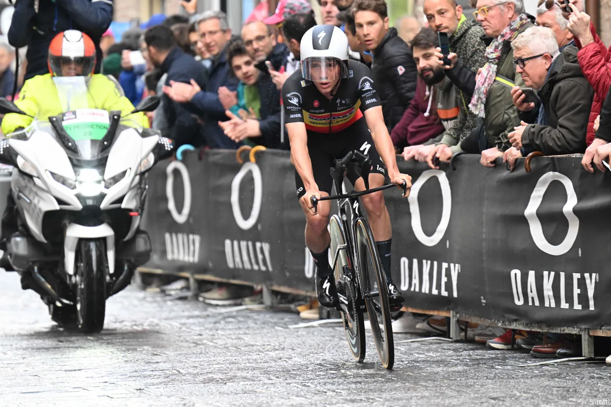 Evenepoel wint nipt van Thomas en Hart en slaat dubbelslag in Giro d'Italia, Roglic verliest zeventien seconden