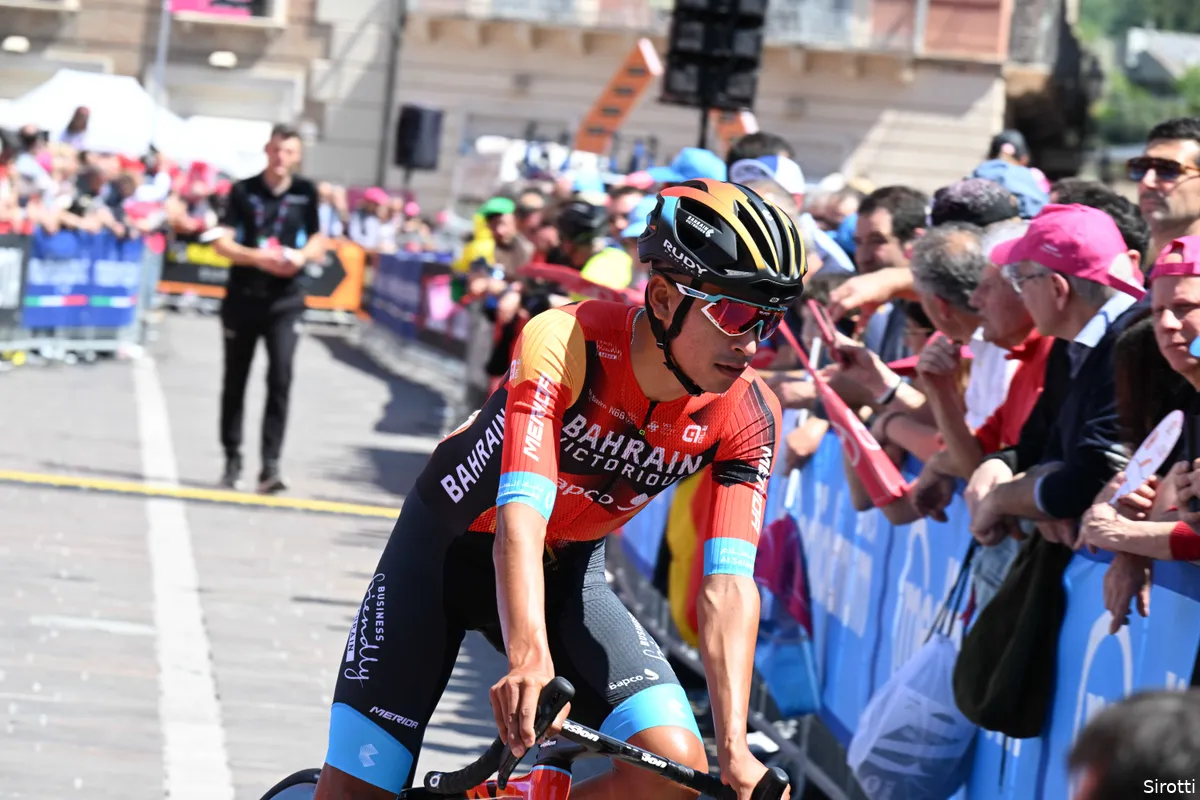 Santiago Buitrago kende geen genade met Gee: 'Gebruikte hem als richtpunt'