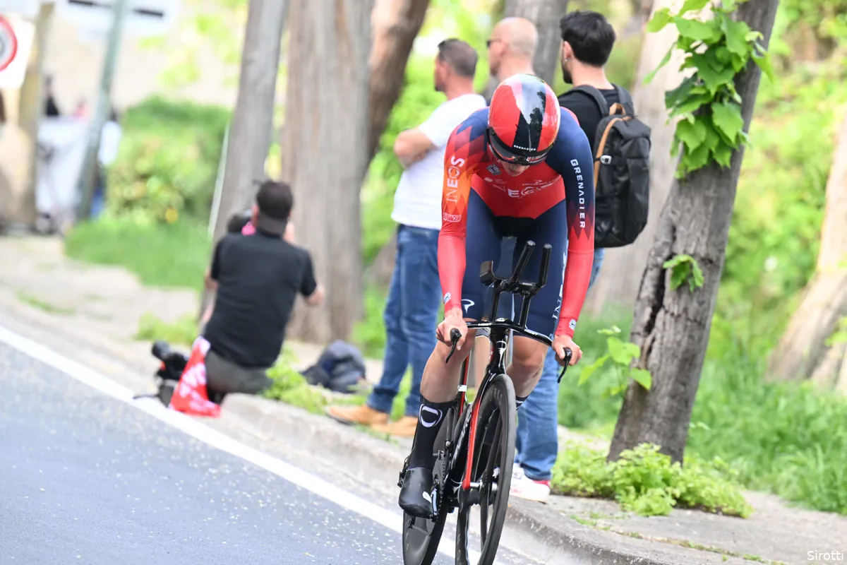 Arensman wijt ineenstorting in Giro-tijdrit aan 'te fris' zijn: 'Normaal kan ik zulke vermogens gewoon volhouden'