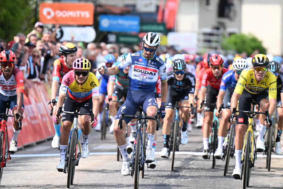 Evenepoel ziet makker Alaphilippe zegevieren: 'Dit is wat ze met 'antwoorden met de pedalen' bedoelen'