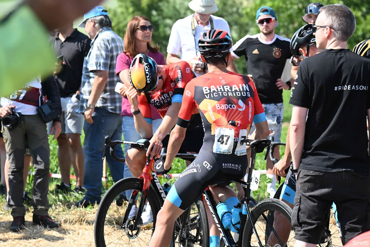 Ronde van Zwitserland gaat door in aangepaste vorm, 37 renners (inclusief Bahrain Victorious) starten niet