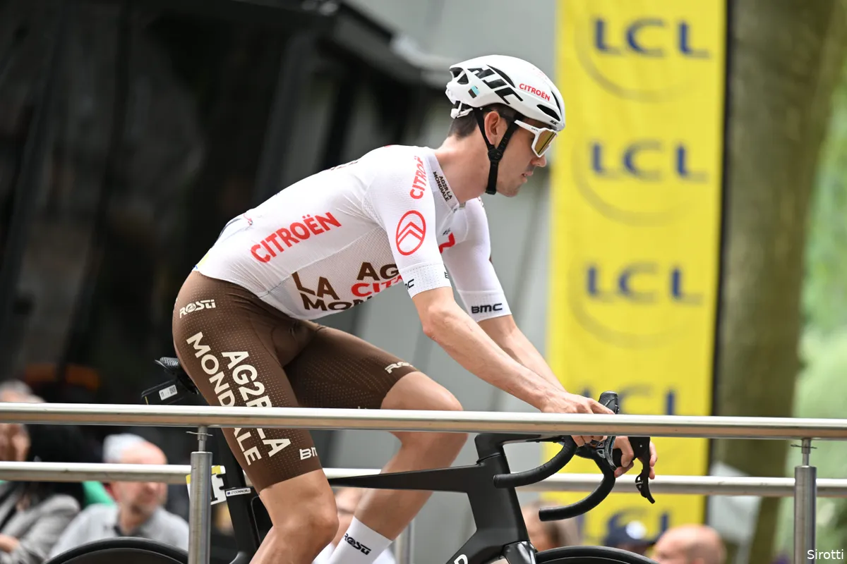 Grote groep favorieten krijgt 21 seconden aan de broek: Bilbao reed met lekke band, O'Connor werd opgehouden