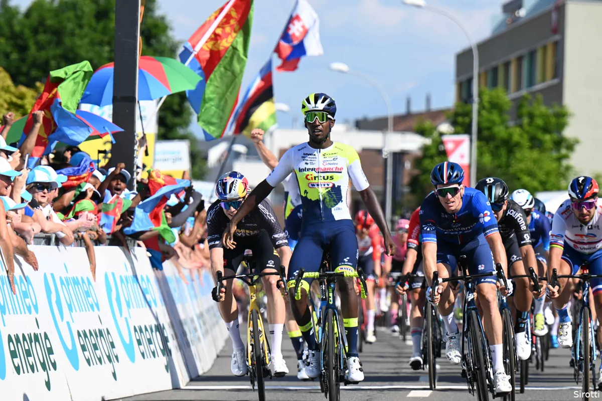 Nog één klaar voor de Tour! Girmay klopt Van Aert in oppermachtige massasprint in Zwitserland