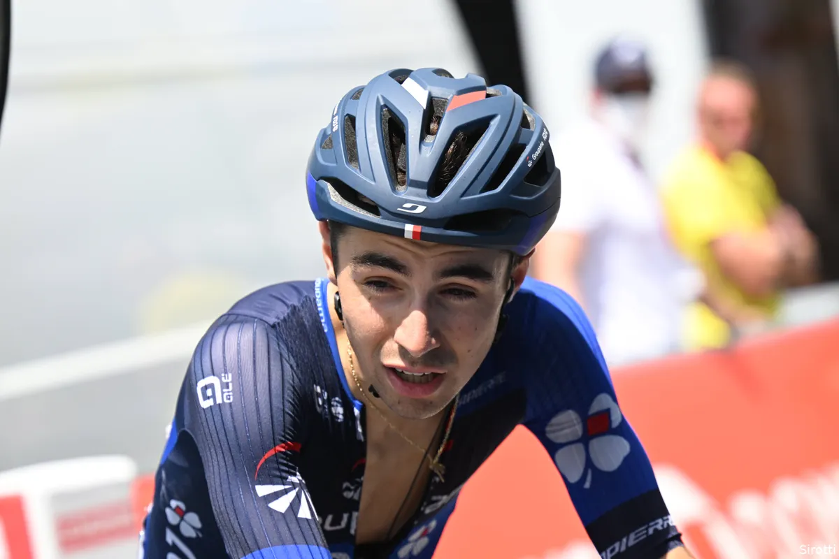 Lenny Martinez (19 jaar!) pakt eerste profzege in door slecht weer stevig ingekorte CIC Mont Ventoux