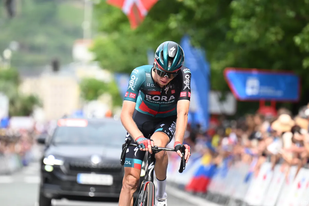 Vlasov wordt in eerste koers sinds mei in extremis gekraakt door Evenepoel: 'Volle focus vooruit!'