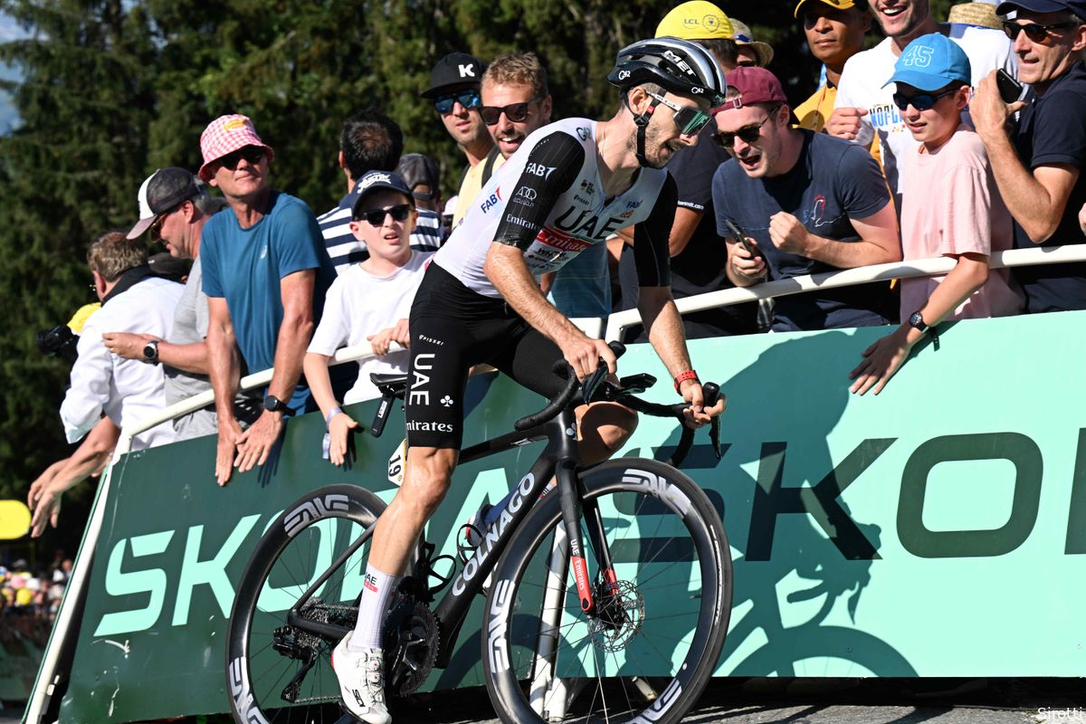 Pogačar verrast en laat Adam Yates wegrijden op de Mont-Blanc: 'Was niet het plan'