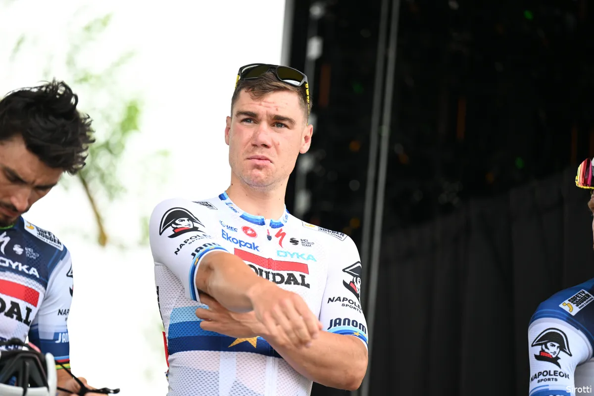 Strijdvaardige Jakobsen moet weer een dagje Pyreneeën zien te overleven: 'Hoop vooral op betere benen'