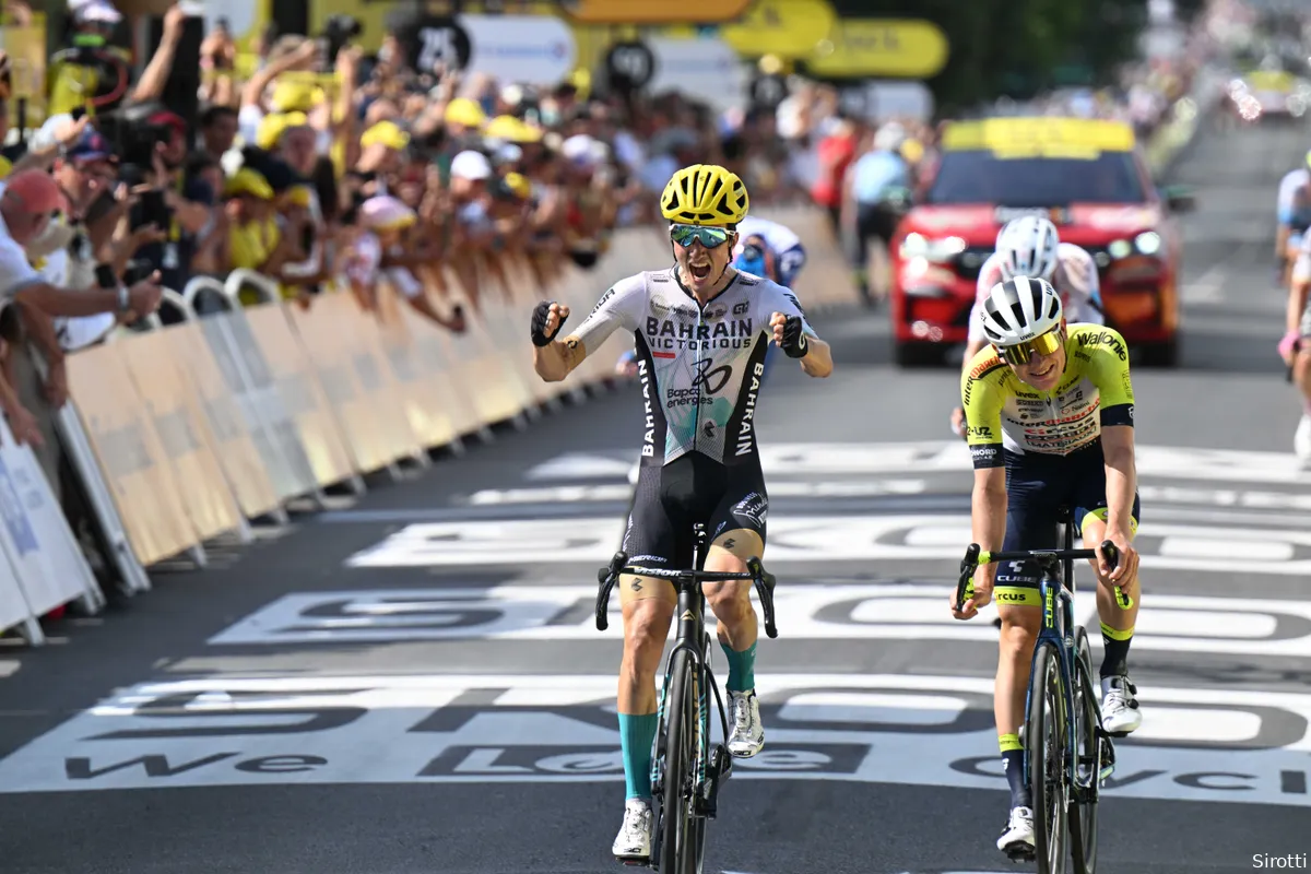 Bilbao sprint na bizarre openingsfase vanuit kopgroep naar ritzege, eert Mäder en stijgt flink in klassement