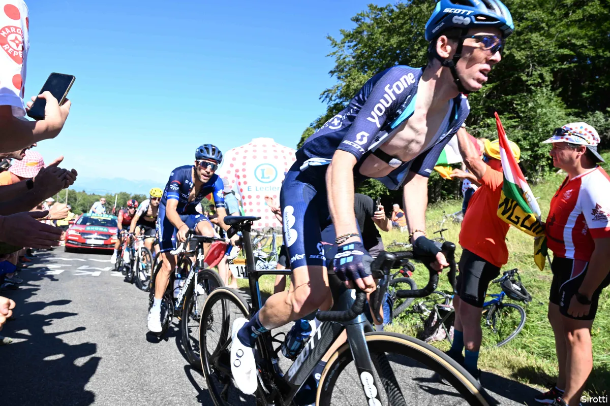 Gaudu en Bardet krijgen linkse directe, Hindley slaat kleine slag in strijd om plek drie: 'Dat is veelbelovend'