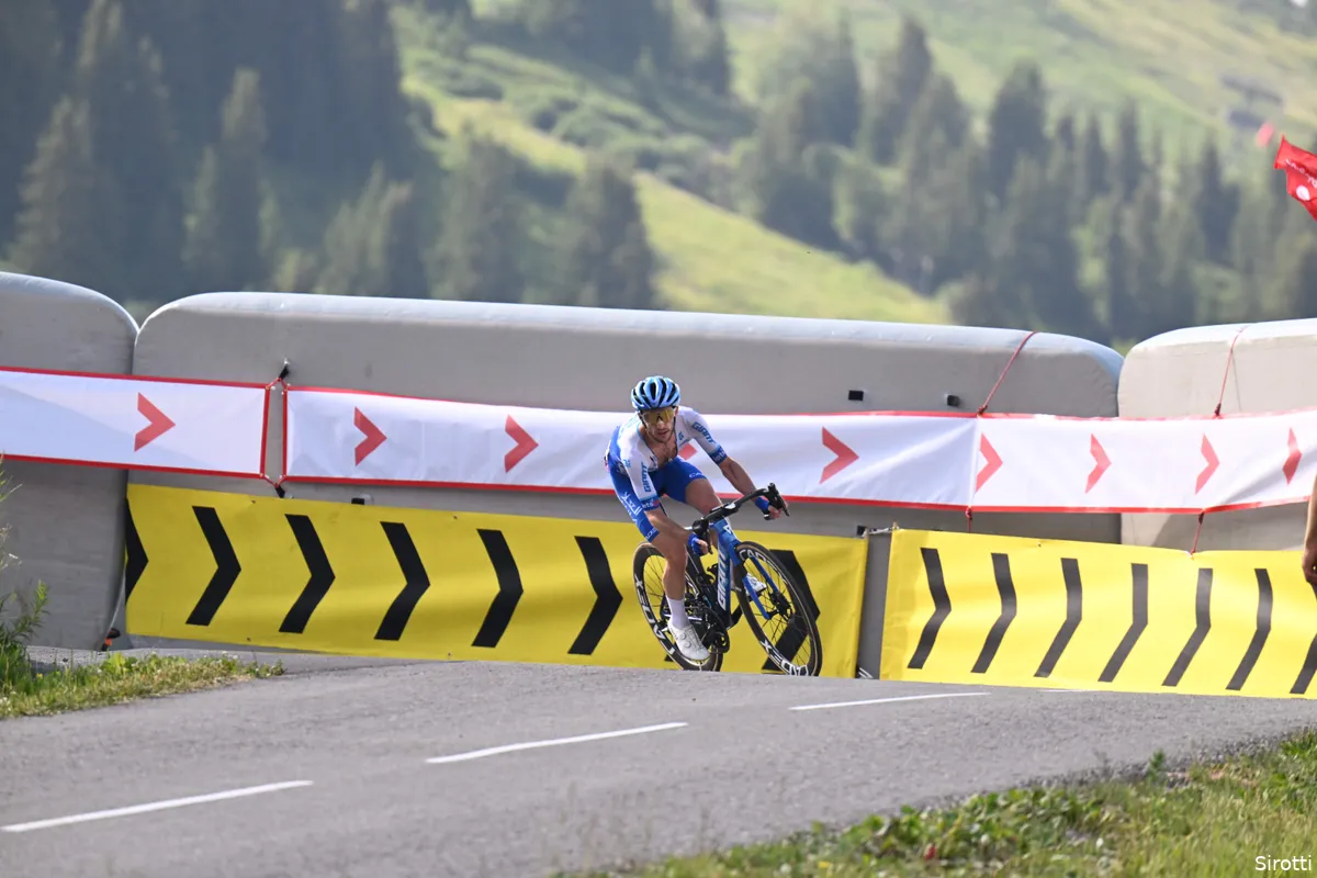 Simon Yates en Bilbao doen serieus zaakje voor klassement: 'Top vijf wordt moeilijk, zaterdag laatste kans'