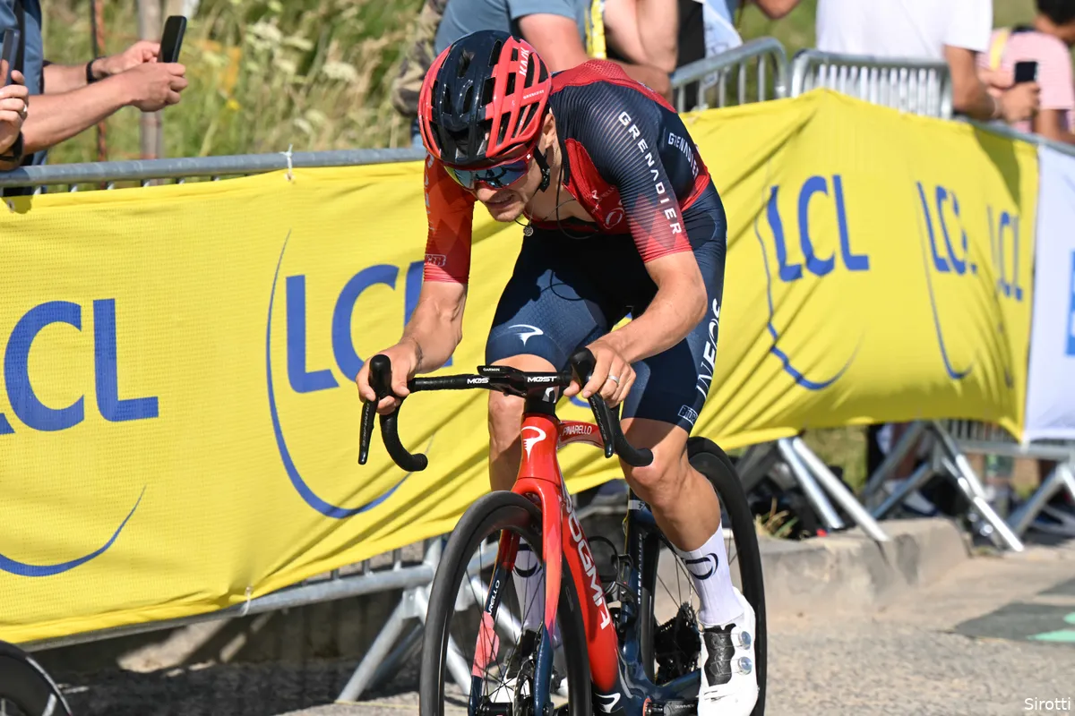 Pidcock wijt 8.40 minuten (!) tijdverlies niet aan crash, maar aan diner van avond ervoor: 'Te weinig gegeten'