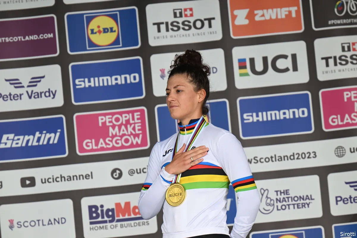 Wereldkampioene Dygert denkt aan overleden collega's uit Amerika na titel: 'Breekt ieders hart'