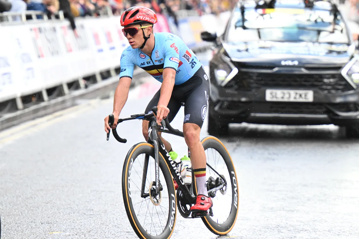 Evenepoel 'kon niet alleen naar de wc' na horrorval en bespreekt contractsituatie: 'Normaal gesproken blijf ik'