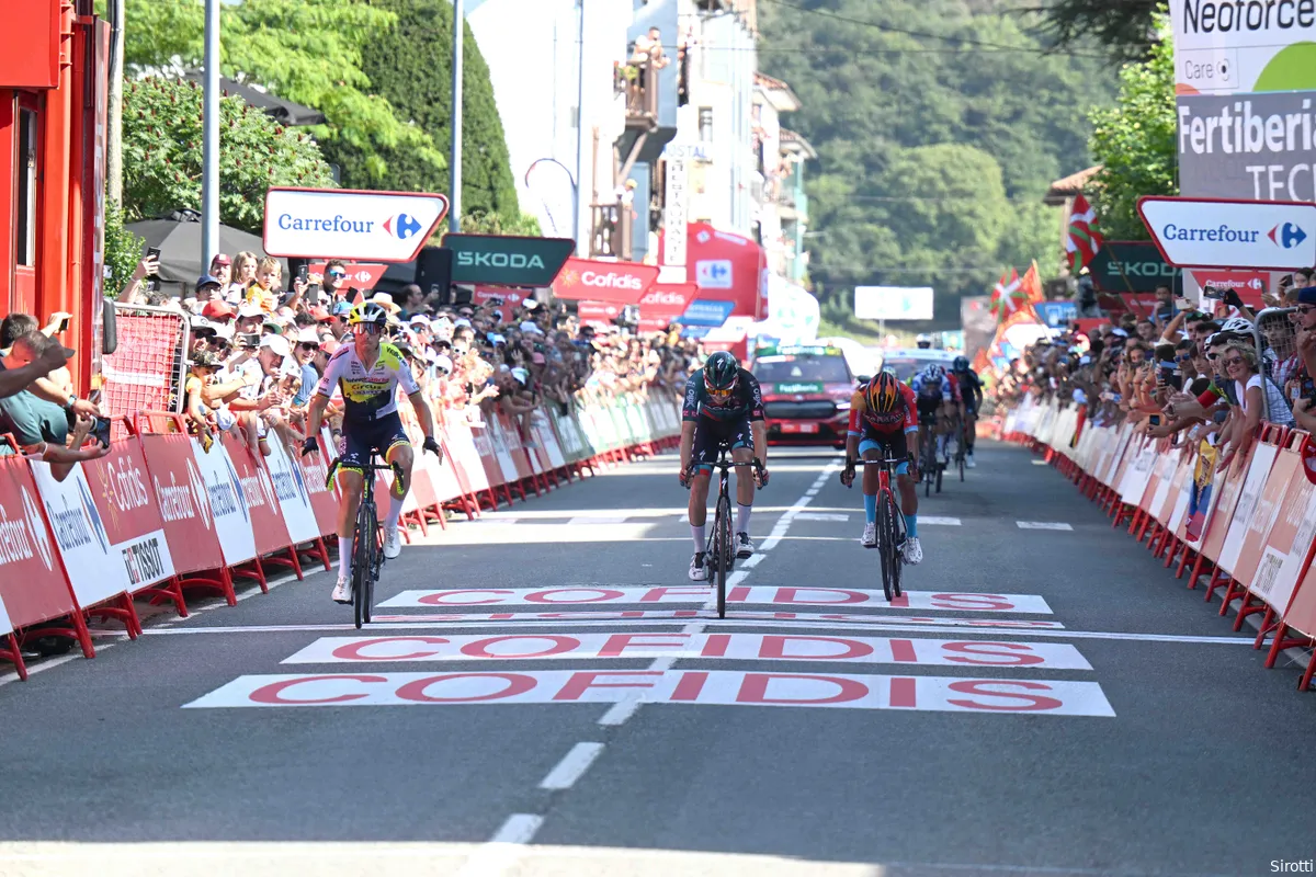 Evenepoel geeft net iets té veel in nieuwe vlucht, ijskoude Costa klopt vallende Kämna en Buitrago in Vuelta