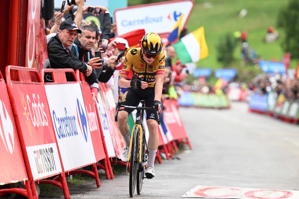 Copy-paste Jumbo-Visma: Vingegaard schenkt na dochter Frida nu ook maat Van Hooydonck zege in Vuelta