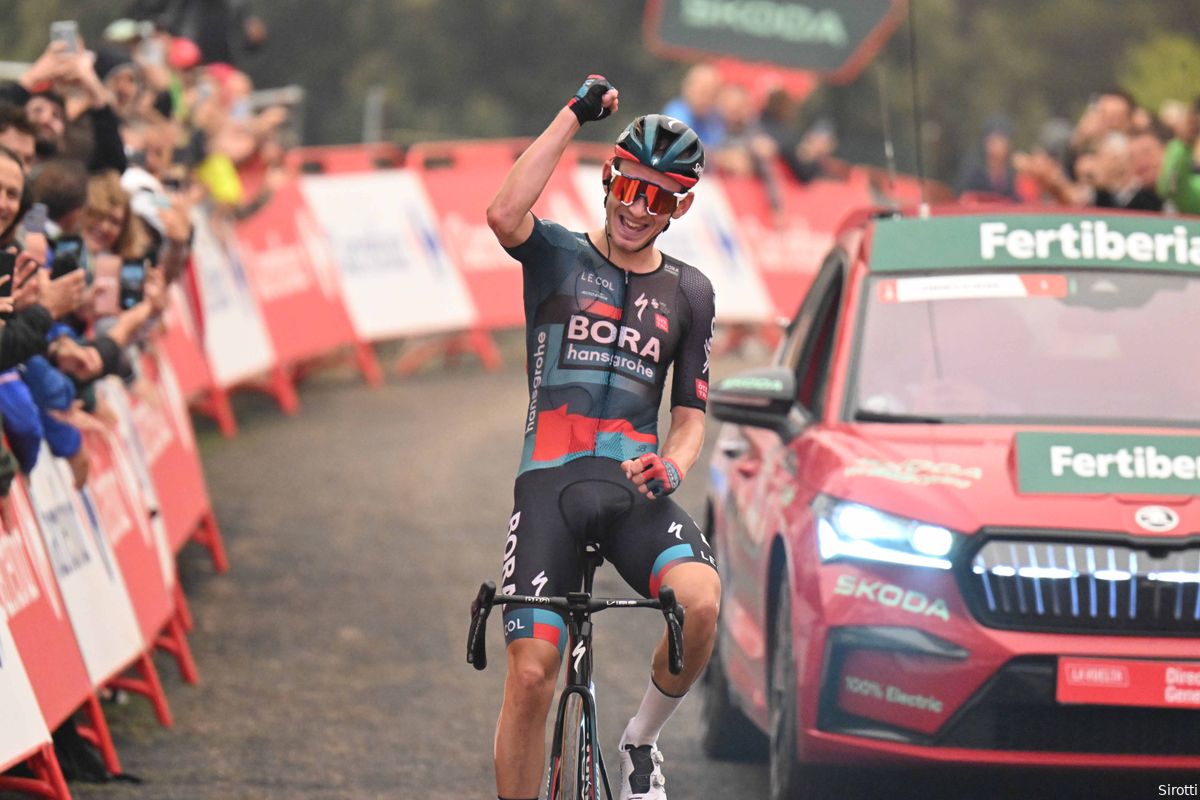 Roglic deelt tikje uit aan Evenepoel in onthoofde Vuelta-finale, Kämna wint na Giro en Tour ook etappe in Spanje