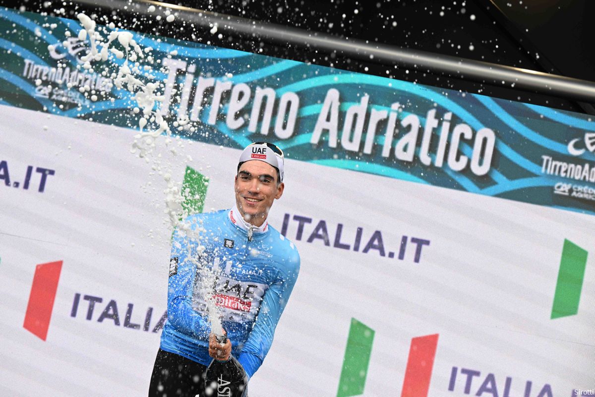 Ayuso deelt eerste Tirreno-tikje uit: 'Of Vingegaard nog de topfavoriet is? Niet aan mij om te bepalen'