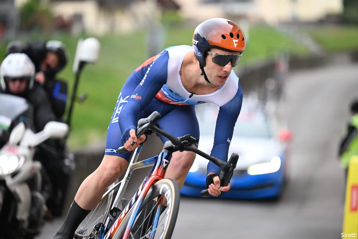 Transfergeruchten: 'O'Connor vervangt vertrekkende Simon Yates' en 'naam Arensman komt elke keer terug'