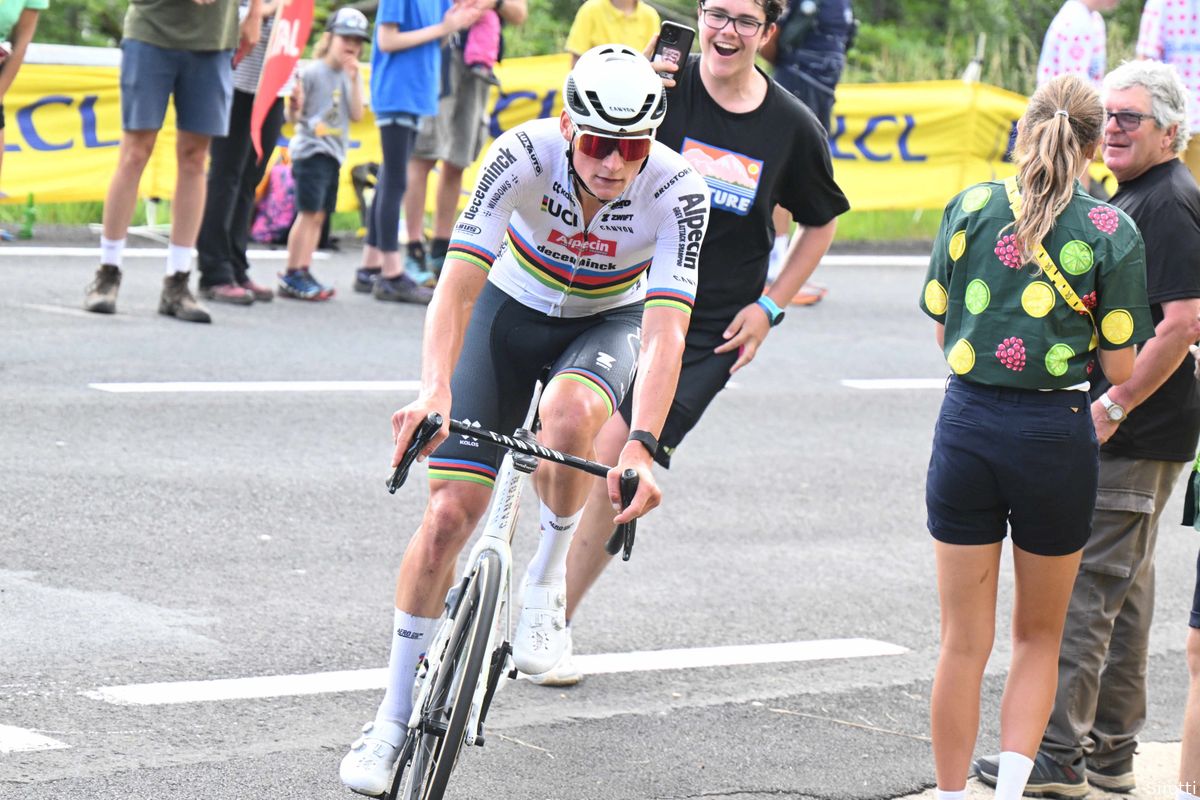 Volle bak koers in de Tour, Van der Poel snapte er niets van: 'Hij zei: ik rijd hier waanzinnige wattages'