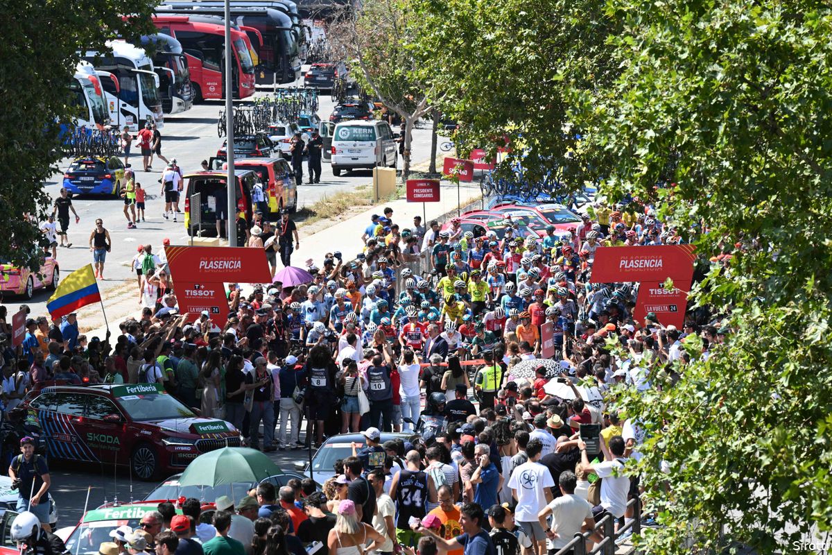 LIVE etappe 5 Vuelta a España 2024 Peloton schiet in gang richting