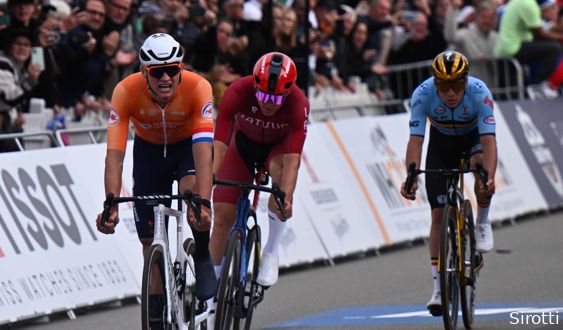 Evenepoel buigt diep voor Pogacar op WK: 'Toen hij ging, sprak ik direct met Van der Poel'