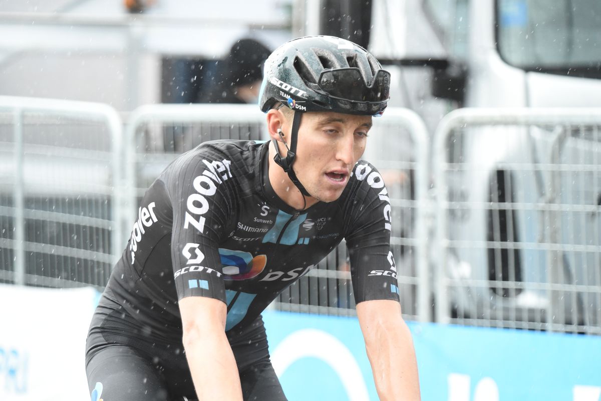 Exit Jai Hindley: DSM-kopman verlaat Giro d'Italia met zadelproblemen