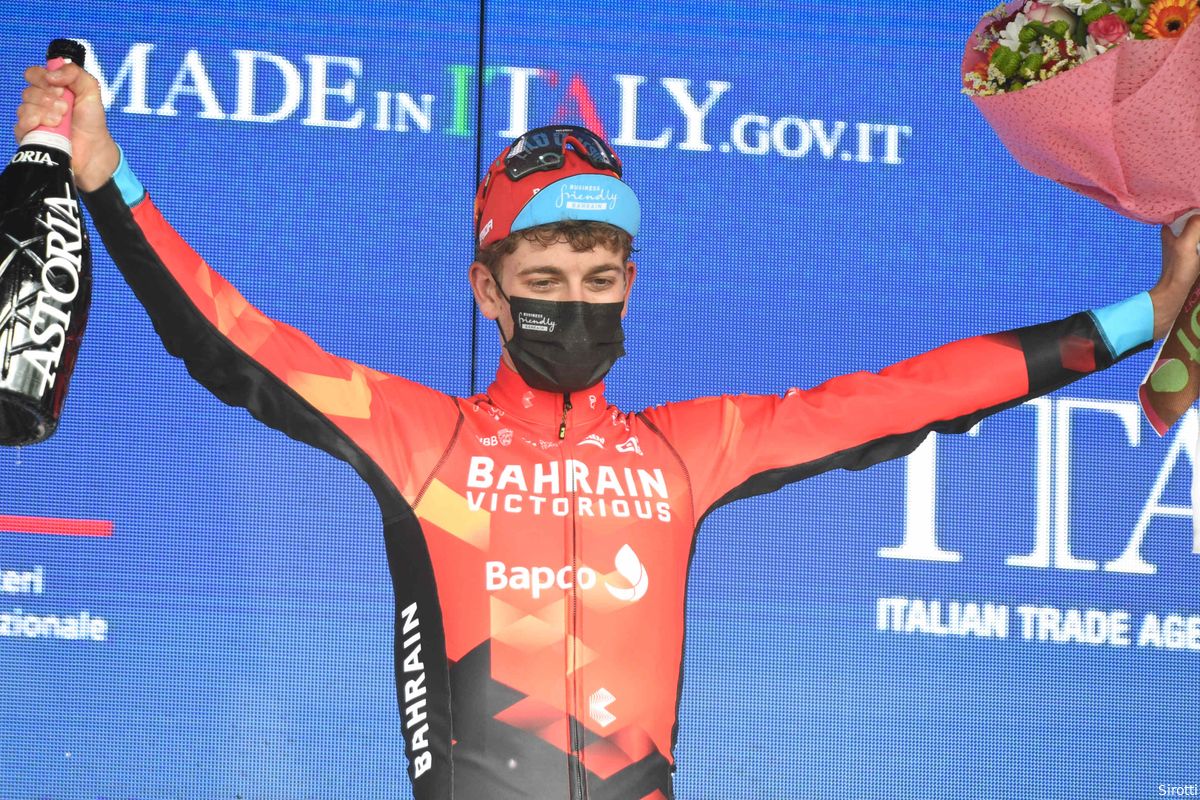 Mäder dankbaar na prachtige Giro-overwinning: 'Deze etappezege is ter ere van Landa'