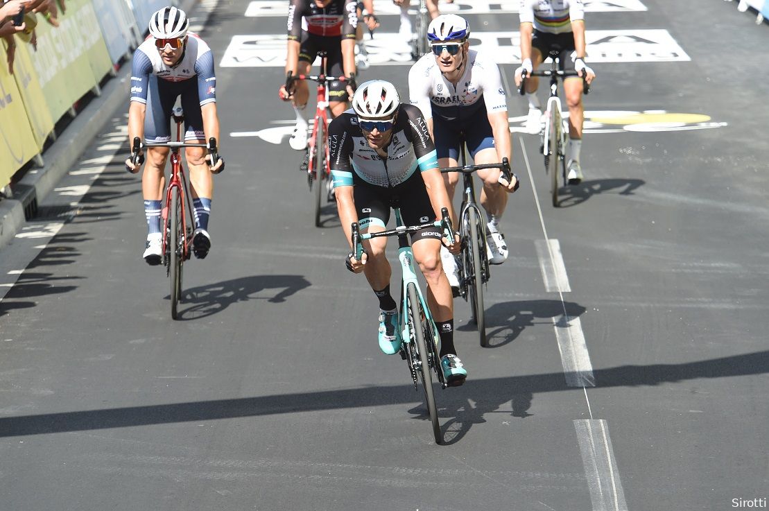 Mezgec raakt Matthews kwijt in chaotische sprint: 'Ging als een kamikaze door de bochten'
